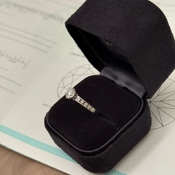 Tiffany & Co Diamond Engagement Ring .83Ct G/ VS2 Round, set in Platinum - Picture 3 of 6